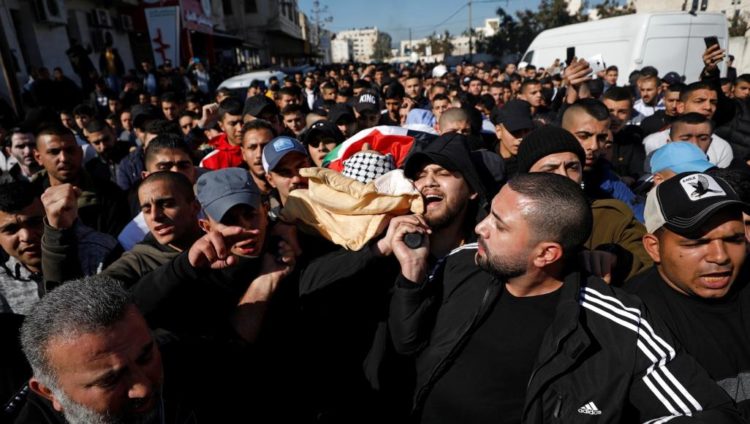 الفلسطينيون يشيعون أحد شهداء جنين (رويترز)