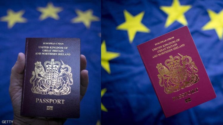 بريطانيا تتخلى عن جواز السفر العنابي وتعود إلى الأزرق