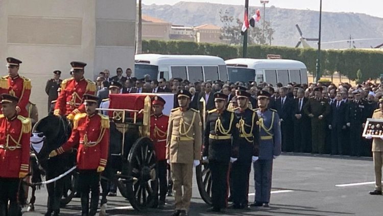 تشييع مبارك إلى مثواه الأخير في جنازة عسكرية (الأوروبية)