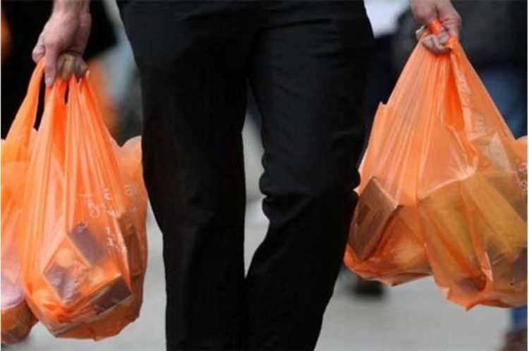 ضبط كمية من أكياس التسوق البلاستيكية غير القابلة للتحلل