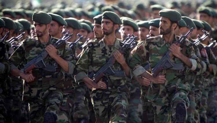 قوات من الحرس الثوري الإيراني (رويترز)