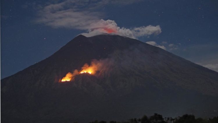 منظر عام لبركان ماونت أغونغ في بالي بإندونيسيا وهو ينفث الرماد