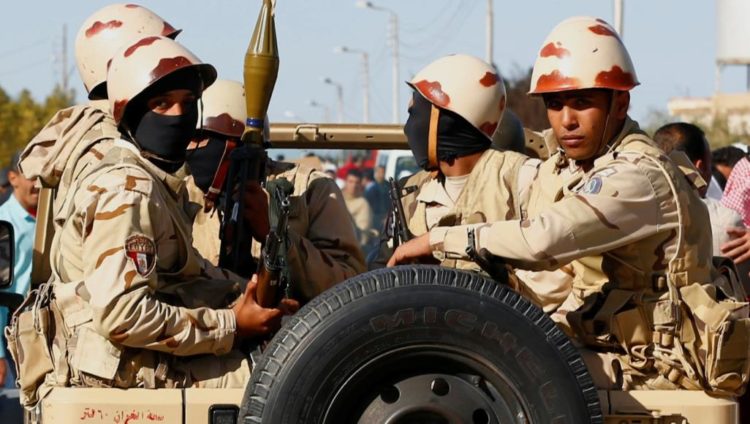 يخوض الجيش المصري عملية عسكرية متواصلة في مختلف أنحاء البلاد ضد ما يقول إنها تنظيمات مسلحة (رويترز)