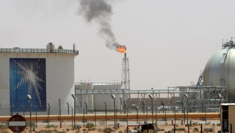 السعودية رفعت إنتاجها من النفط بعد أن رفضت روسيا التقيد بسياسة أوبك في خفض الإنتاج (رويترز)