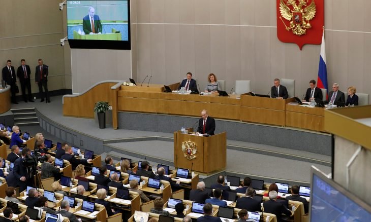 بوتين يفتح الباب أمام بقائه في السلطة مع إقرار تعديلات دستورية