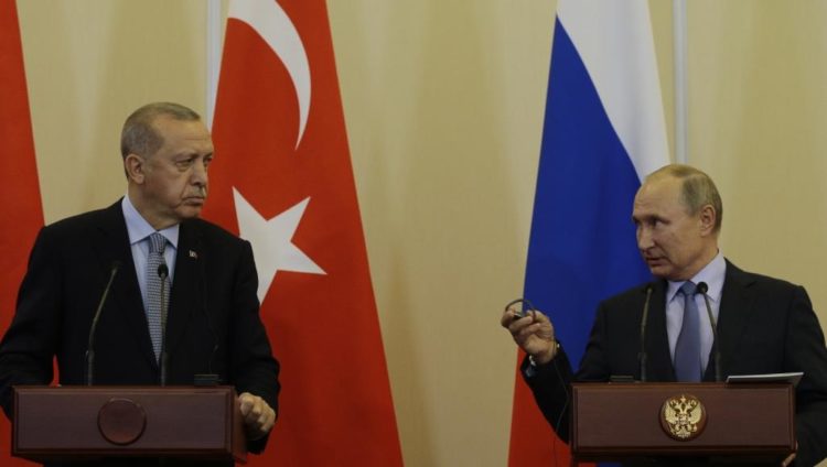 بوتين (يمين) مع أردوغان خلال لقاء جمعهما بسوتشي أكتوبر تشرين الأول الماضي (الأناضول)
