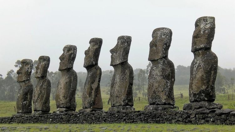 تماثيل المواي الصخرية الغامضة في جزيرة الفصح أو القيامة التابعة لتشيلي في المحيط الهادي
