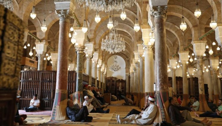 تونسيون بجامع الزيتونة في شهر رمضان