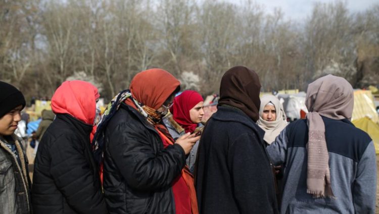 لاجئات عند الحدود الغربية لتركيا ينتظرن فرصة للعبور إلى اليونان (الأناضول)