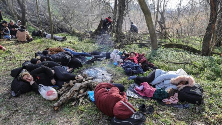 لاجئون قادمون من تركيا يحاولون عبور الحدود التركية اليونانية في 28 فبراير
