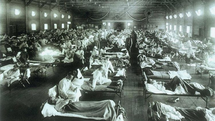 مستشفى طوارئ عسكري في ولاية كنساس الأميركية أثناء انتشار وباء الإنفلونزا الإسبانية (مواقع التواصل)