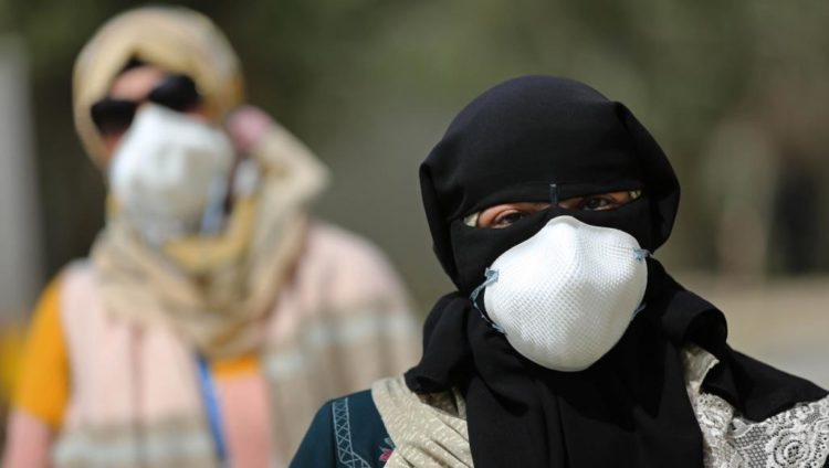 نساء يرتدين كمامات واقية في قطاع غزة المحاصر (الأناضول)
