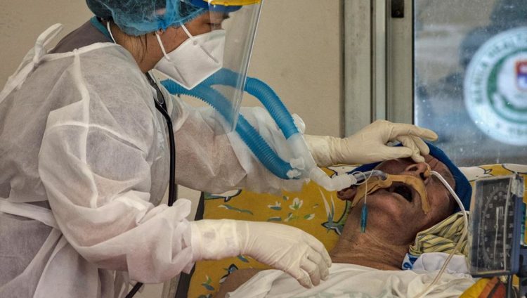 أجهزة التنفس الاصطناعي تمكّن المرضى الذين هم في حالة تخدير شديد من التنفس (رويترز)