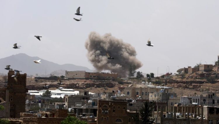 تصاعد الدخان جراء غارة لطائرة تابعة للتحالف السعودي الإماراتي على صنعاء (رويترز)