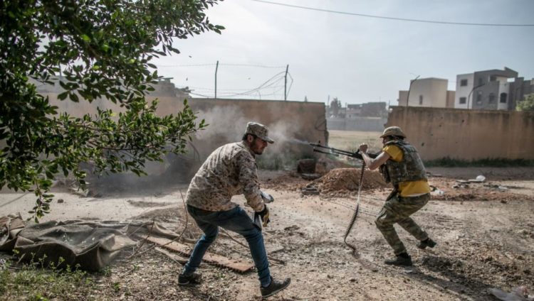 قوات حكومة الوفاق ضيّقت الخناق على قوات حفتر في ضواحي طرابلس وترهونة (الأناضول)