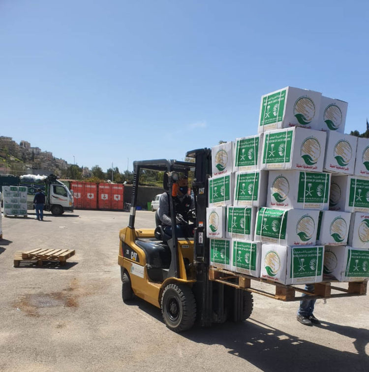 مركز الملك سلمان يوزع السلال الغذائية على الأسر العفيفة في الأردن