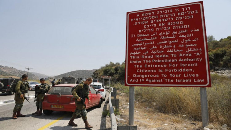 إزالة إشارات تحذيرية تمنع دخول مستوطنين لقرى في الأغوار الفلسطينية