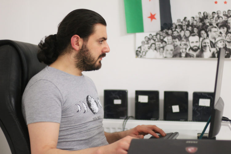 تامر التركماني يقوم بعمله في الأرشفة للثورة السوريةالجزيرة