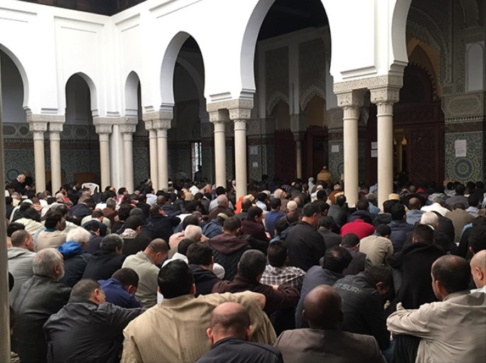 أعداد كبيرة من المسلمين في باريس تؤم مسجد باريس في وقت سابق