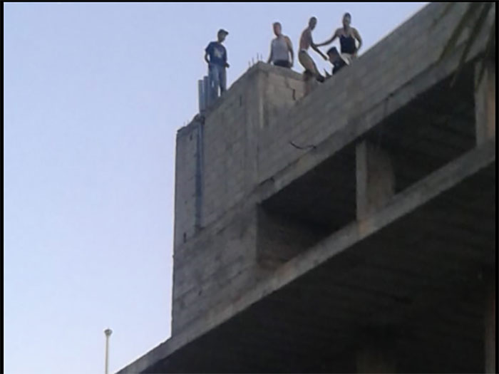 الأمن يثني شبانا هددوا بالانتحار عن سطح مبنى في العقبة