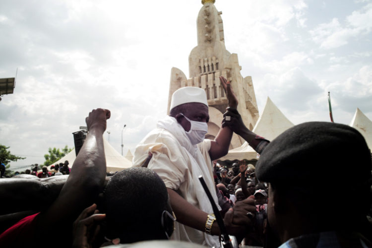 الإمام محمود ديكو يلوح لأنصاره في باماكو عاصمة مالي