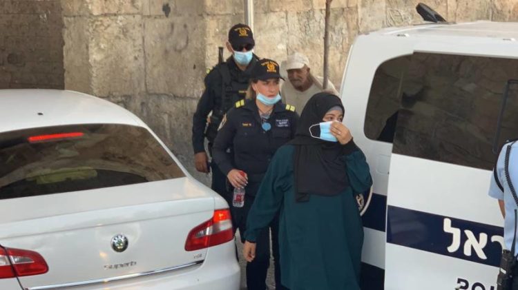 الاحتلال يعتقل حارسا و5 فتيات من مصلى باب الرحمة بالأقصى