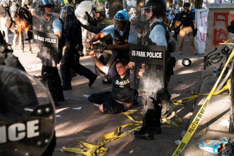 الشرطة تفرق بالقوة مظاهرة في ساحة لافييت المقابلة للبيت الأبيض (رويترز)رويترز