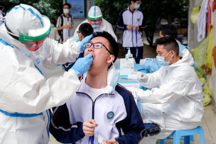 الصين تكثف حملات الفحص والمتابعة لمواجهة الموجة الثانية من الفيروس (رويترز)