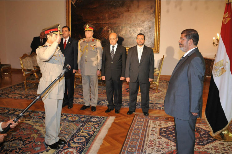 عبد الفتاح السيسي يؤدي اليمين الدستورية أمام الرئيس الراحل محمد مرسي وزيرا للدفاع