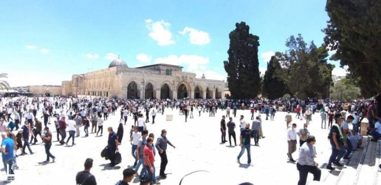 عشرات الآلاف يؤدون صلاة الجمعة بالمسجد الأقصى