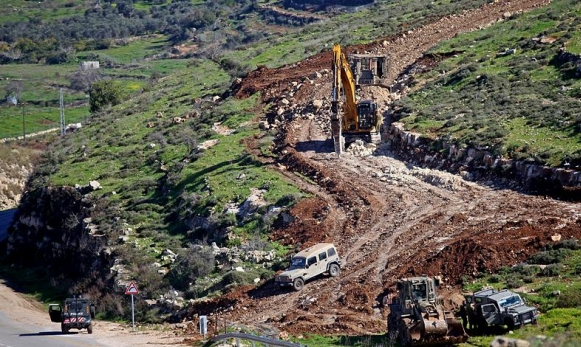 قوات الاحتلال تشرع باعمال تجريف شمال غربي القدس