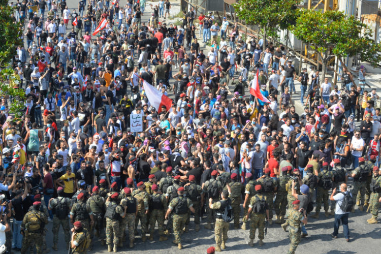 لبنان.. المتظاهرون يعودون مجددا إلى الشوارع وسط أزمة معيشية خانقة