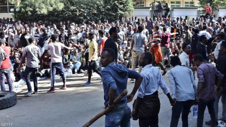 انفجارات تهز أديس أبابا.. 50 قتيلا في احتجاجات على اغتيال المغني هونديسا