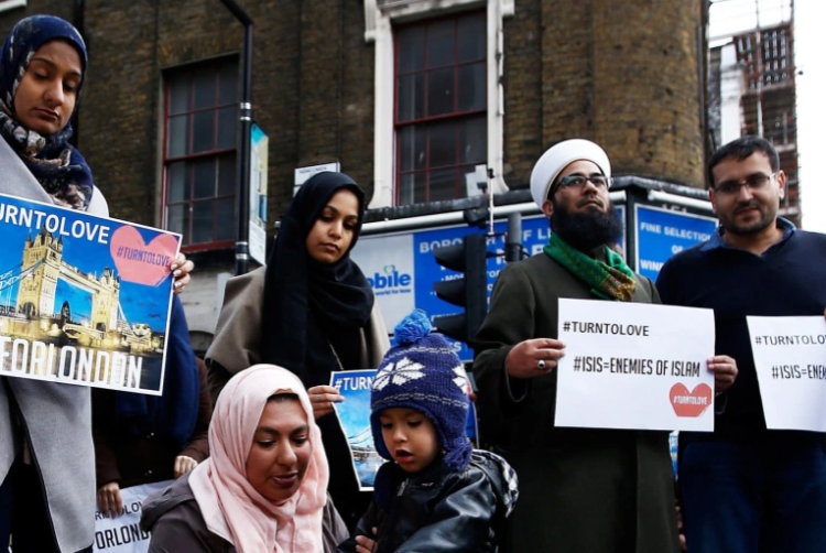 مسلمون بريطانيون يتظاهرون قرب جسر لندن للتنديد بالهجوم الذي وقع هناك عام 2017
