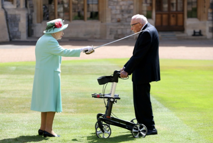 ملكة بريطانيا تمنح جامع تبرعات عمره 100 عام لقب سير