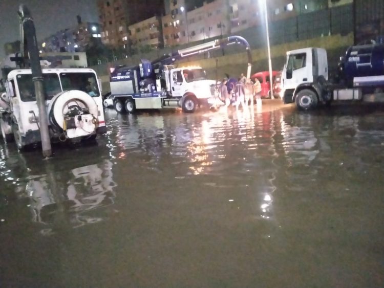 بعد أيام من التظاهر ضد هدم المنازل.. مياه الصرف الصحي تغمر الشوارع شرقي القاهرة