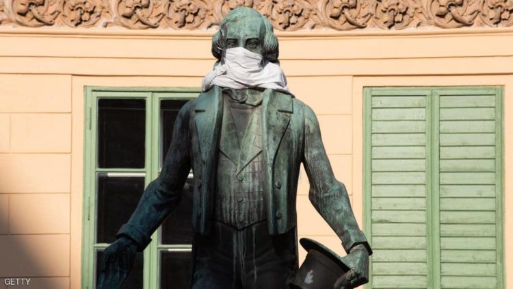 تمثال يوهان نيستروي في النمسا يرتدي قناعا خلال تفشي كورونا