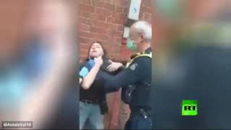 ضابط شرطة أسترالي يخنق امرأة بعد رفضها ارتداء كمامة