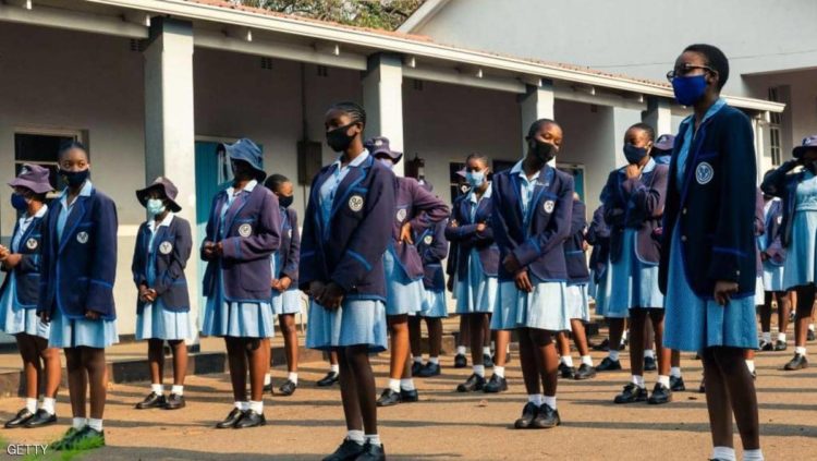 طلاب بإحدى المدارس في زيمبابوي.