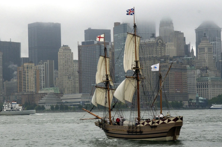 نسخة طبق الأصل لسفينة شراعية بريطانية من القرن 17 تبحر أمام نيويورك في الذكرى الـ400 لتأسيس أميركا (رويترز)