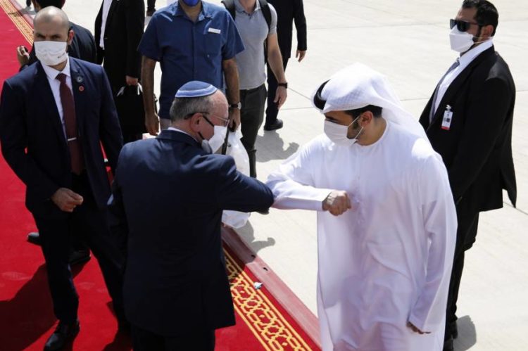 وفد الكيان الإسرائيلي يغادر الإمارات بعد زيارة تطبيع شهدت اتفاقيات متبادلة