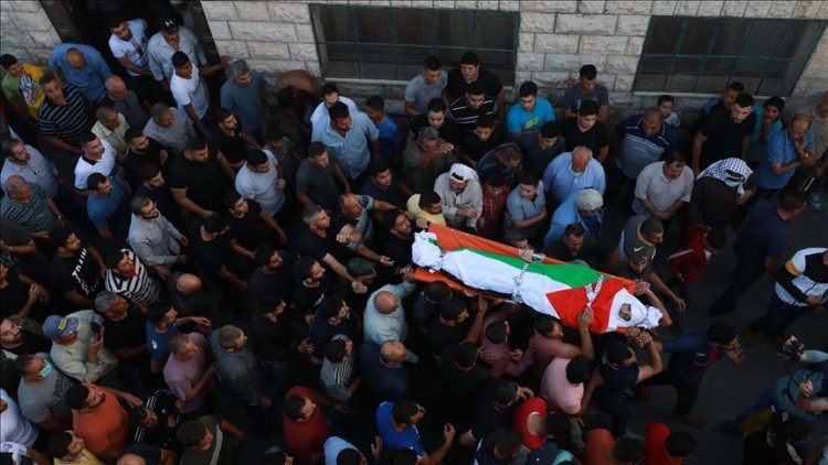 تشييع شاب فلسطيني ضربته قوات الاحتلال ببنادقها حتى الموت