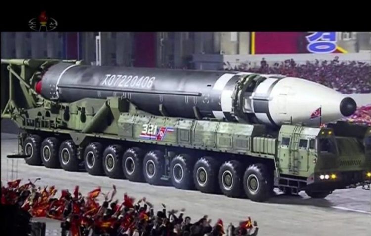 كوريا الشمالية تستعرض صاروخا جديدا عابرا للقارات