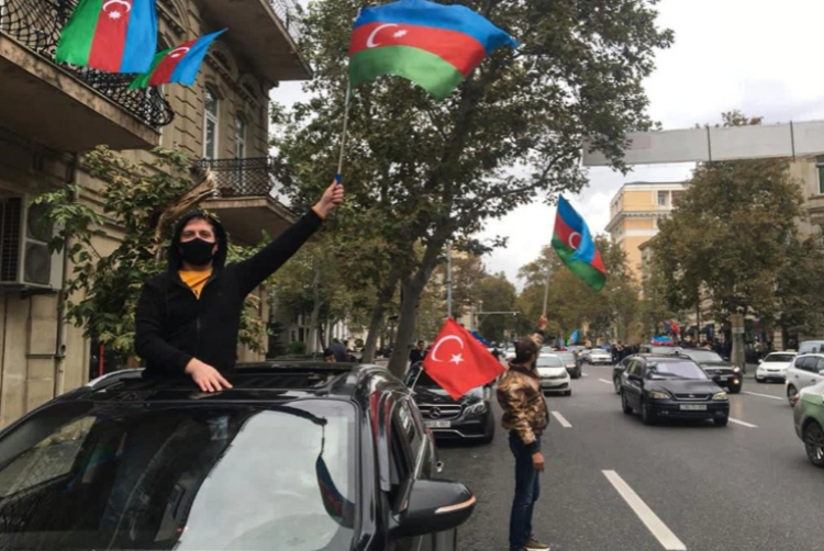 احتفالات أذربيجان وأعلام تركيا
