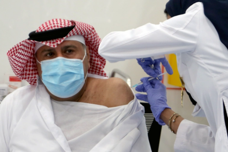 تطعيم لقاح كورونا لمواطن في أحد دول الخليج