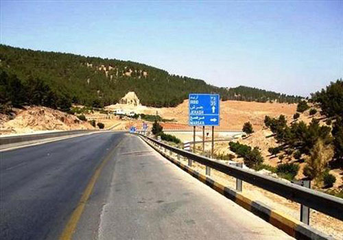 وزير الأشغال يتفقد طريق عمان اربد