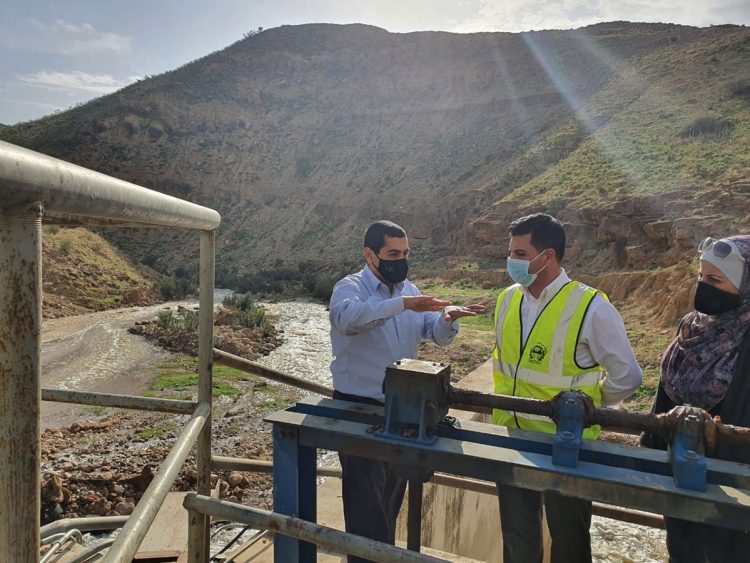 وزير المياه يتفقد أعمال تنظيف محطة تلال الذهب لمياه الري