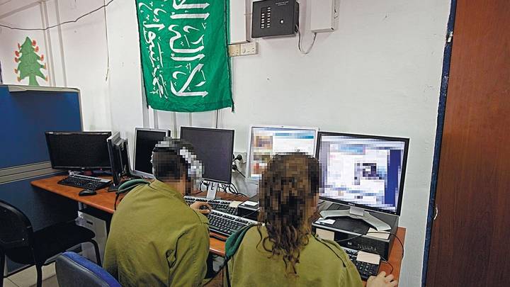 مجندان في مقر الوحدة 8200 أثناء رصد مواقع التواصل العربية