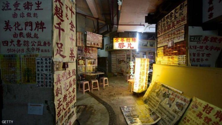 محل خطاط صيني لصنع لوحات باللغة الصينية