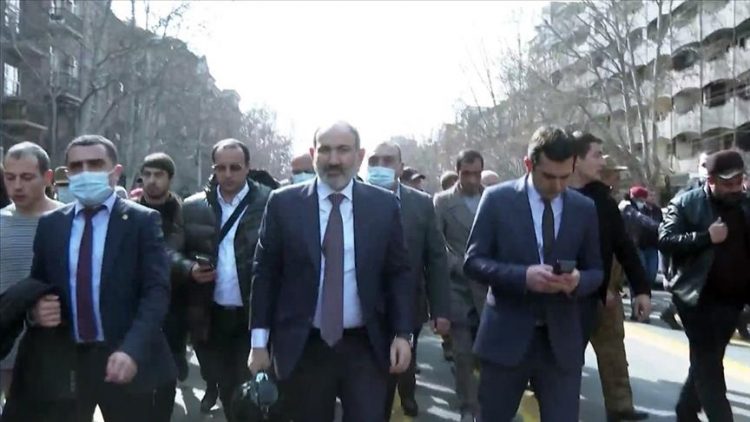 أرمينيا.. باشينيان يطالب أنصاره بمواجهة محاولة الانقلاب